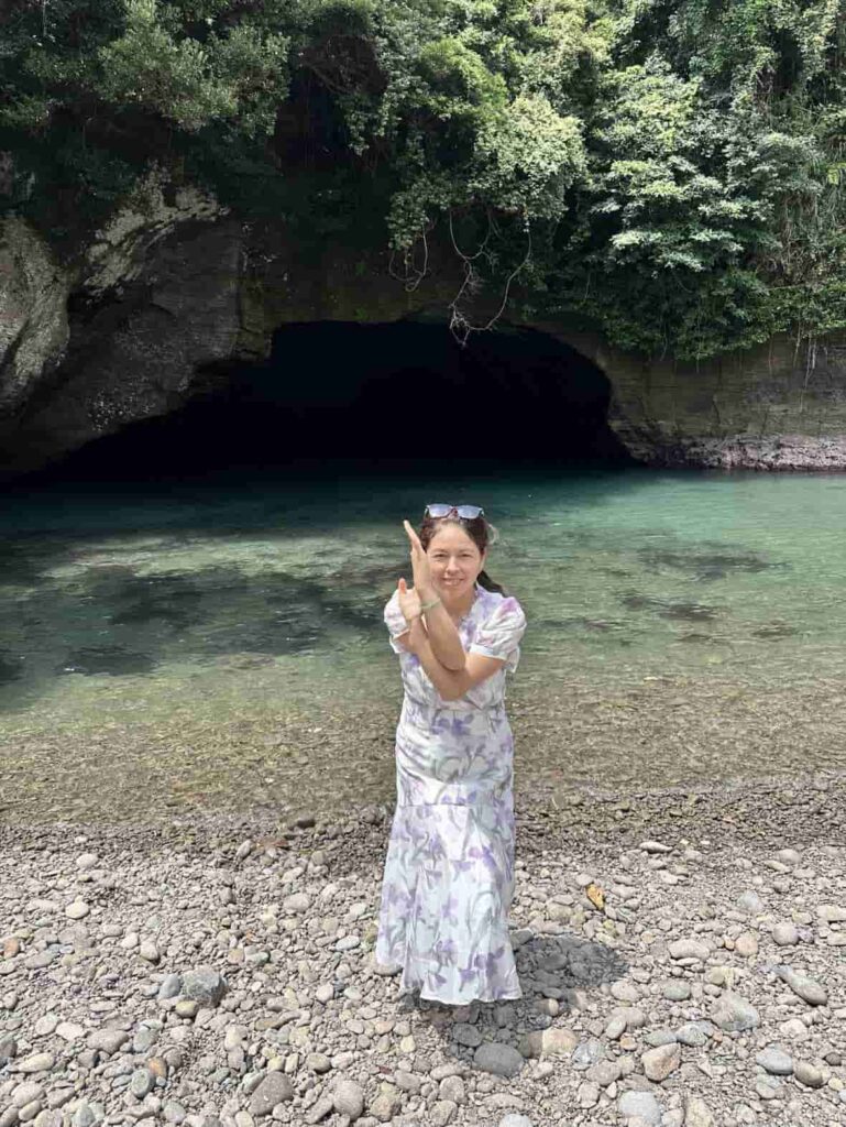 Mujer practicando yoga suave frente a un río, conectando consigo misma y volviendo a su equilibrio interior